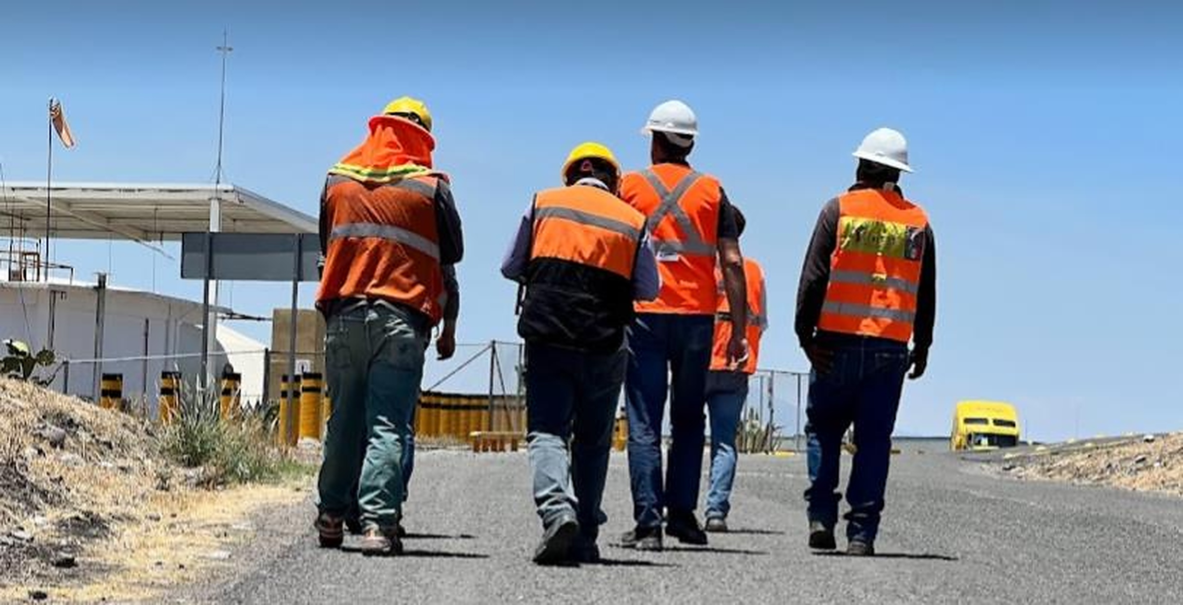 Equipo técnico caminando en una instalación industrial